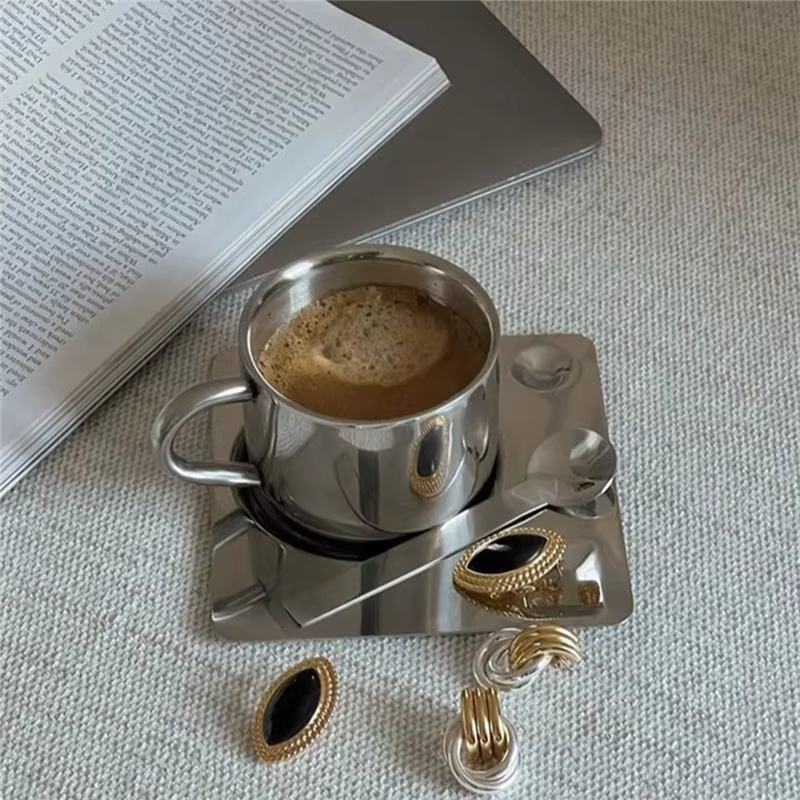 Ensemble de tasses à café avec cuillère, napperon de cuisine, boisson, tasse d'eau, accessoires de t