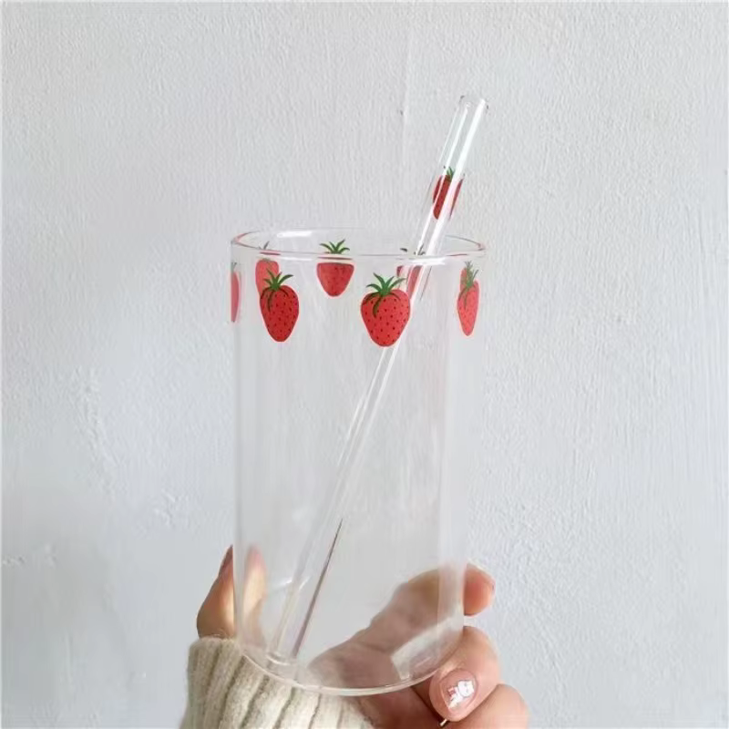 Tasse en verre de lait de fraise avec paille, petite fille fraîche, cœur mignon, ustensiles de boiss