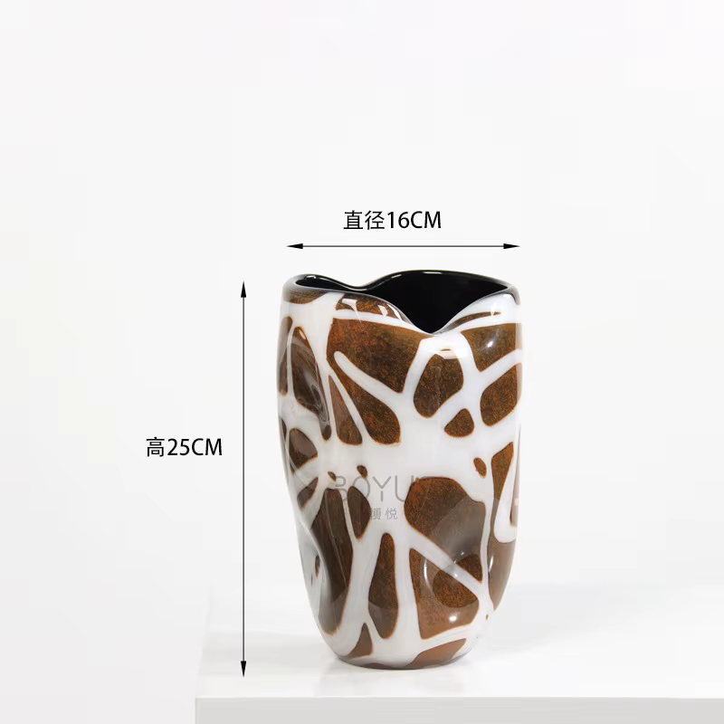 Vase en verre les rayures brunes sont géométriques irrégulières, accessoires d'arrangement floral, T