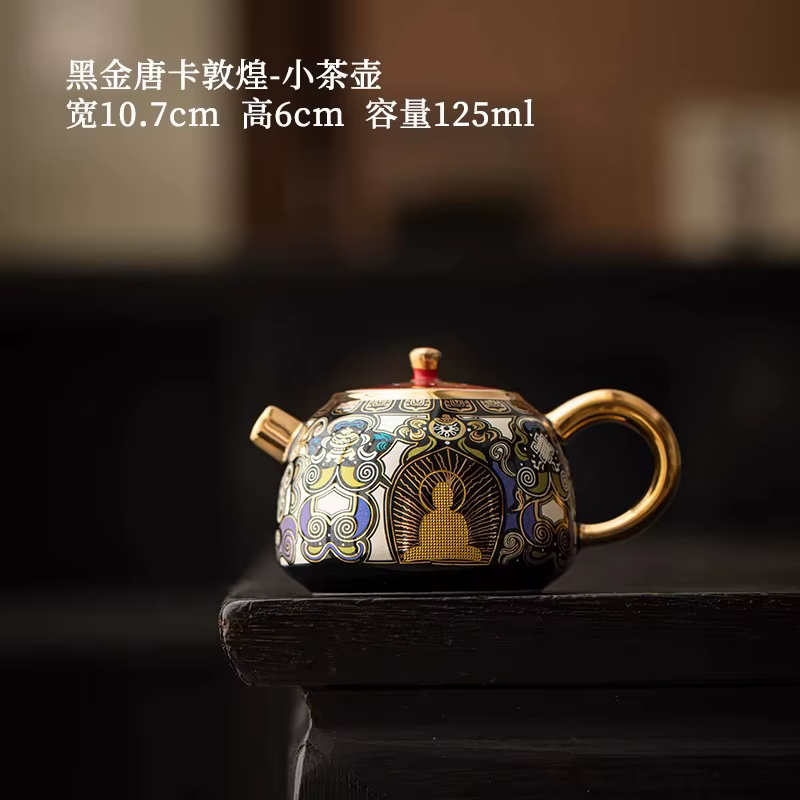 Un théière en céramique chinoise haut de gamme et rétro, un petit ensemble de tasses à thé pour une 