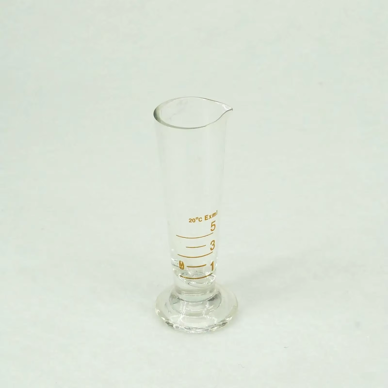 Verre de laboratoire à pied apothicaire, doseur conique gradué avec bec, 5ml
