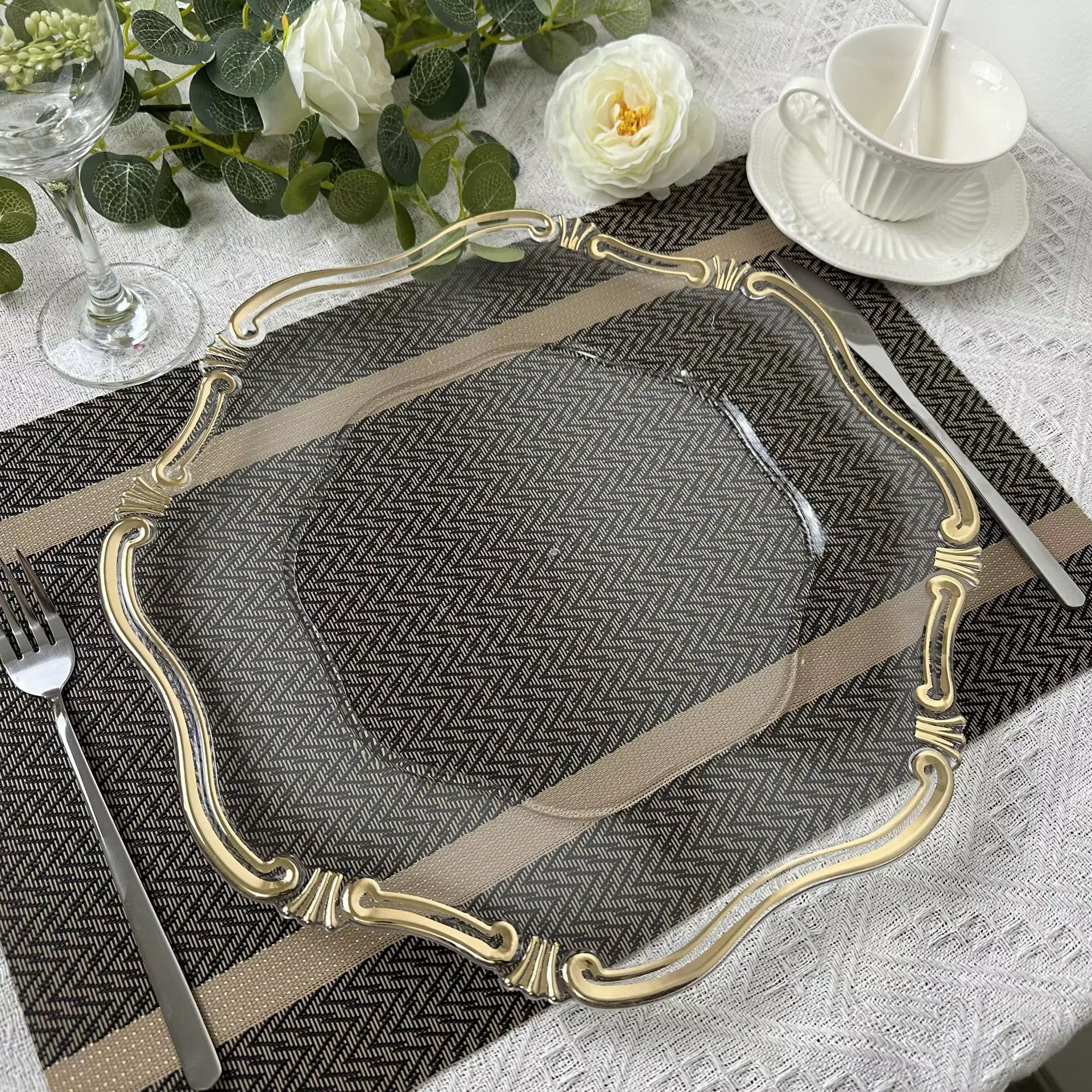 50 assiettes décoratives rondes transparentes avec bord doré, 13 pouces, pour la présentation de tab