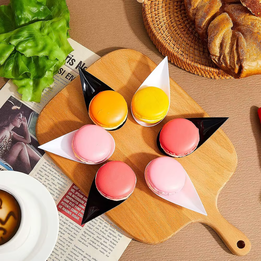 Mini-assiettes en forme de goutte d'eau, cuillères en plastique réutilisables, plats pour desserts e