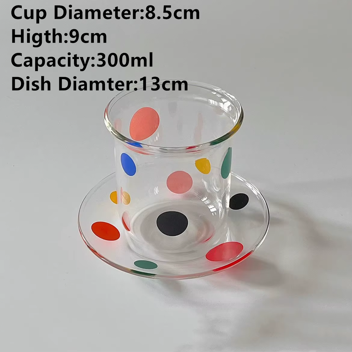 Assiette de tasse en verre à pois colorés conviennent une tasse à café en verre, une tasse d'eau en