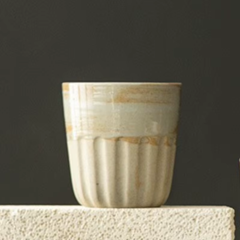 Tenir une tasse à café, tasse rétro simple en poterie grossière, tasse de lait pour petit déjeuner d