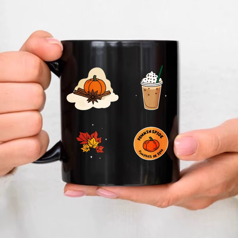 Tasse en céramique noire avec latte aux épices de citrouille et design de feuilles d'automne pour le