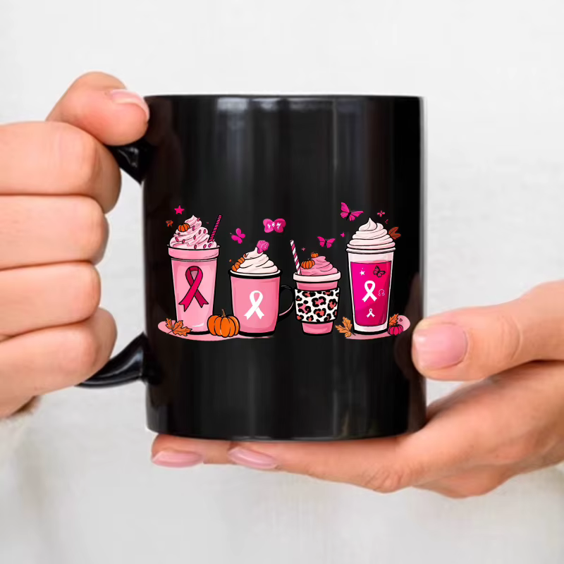 Tasse à café noire avec ruban rose et boisson tombante pour la sensibilisation au cancer du sein et