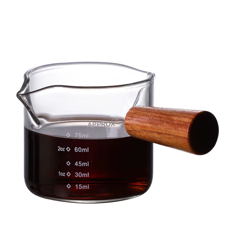 Tasse à café et lait avec manche en bois