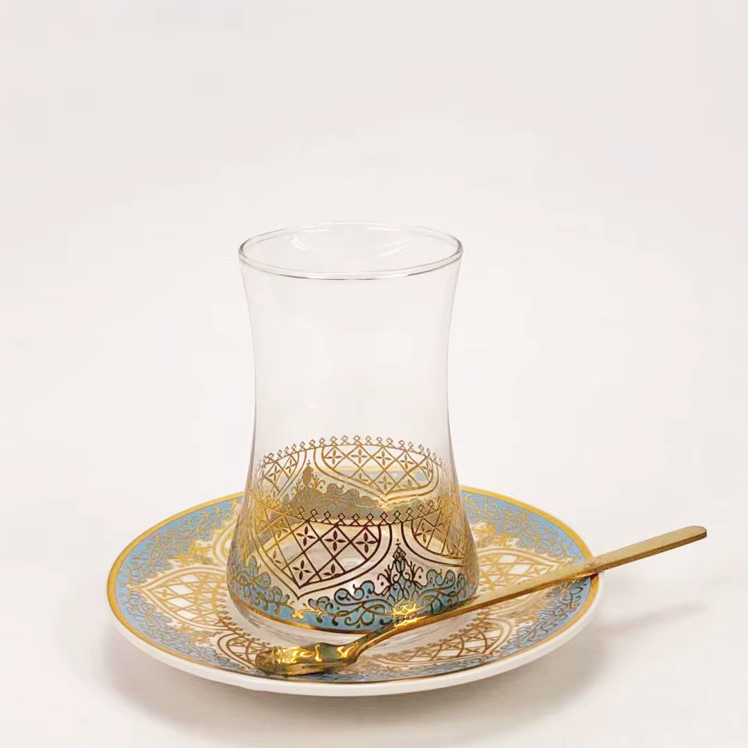 Ensemble de verres à thé turcs avec cuillère