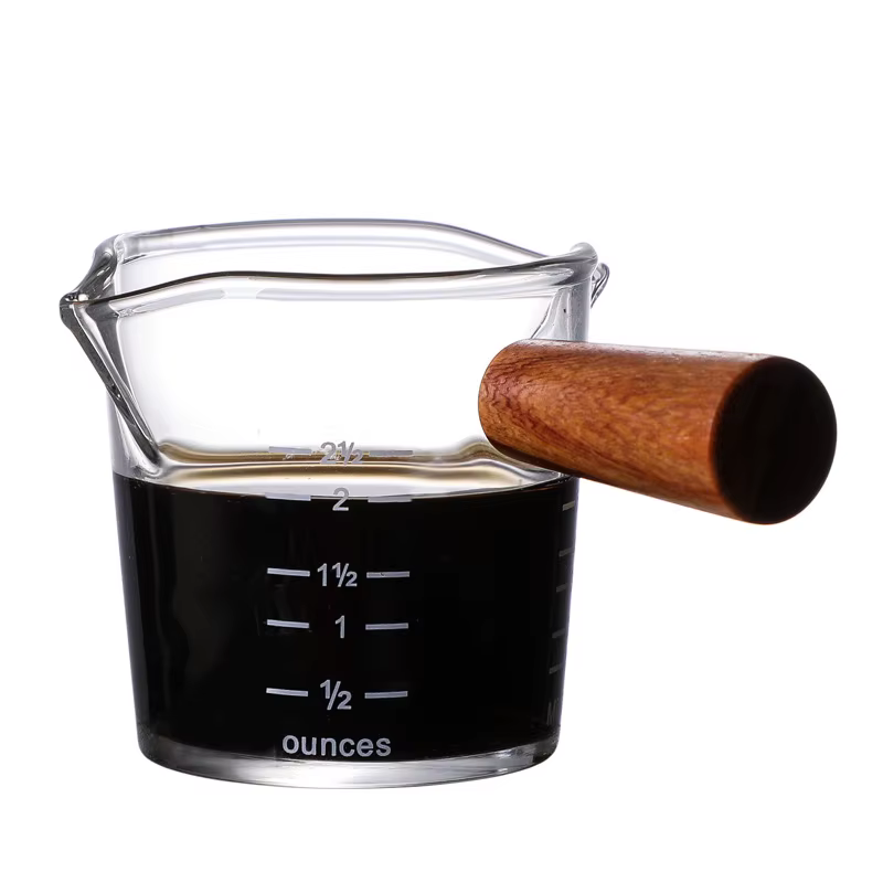 Tasse à café et lait avec manche en bois