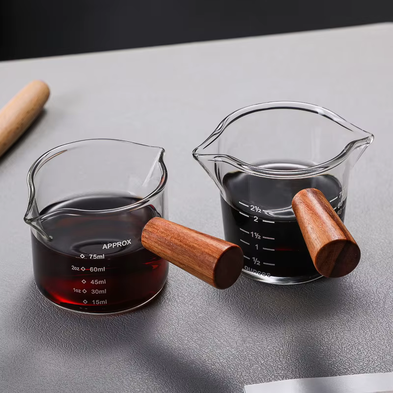 Tasse à café et lait avec manche en bois