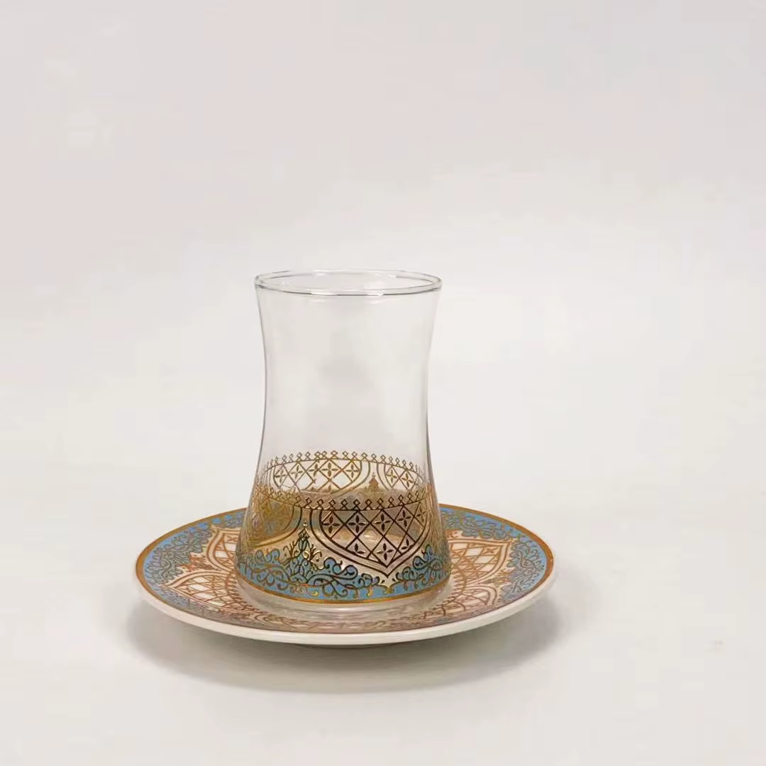 Ensemble de verres à thé turcs avec cuillère