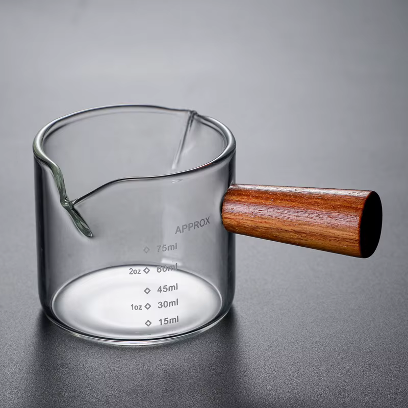 Tasse à café et lait avec manche en bois