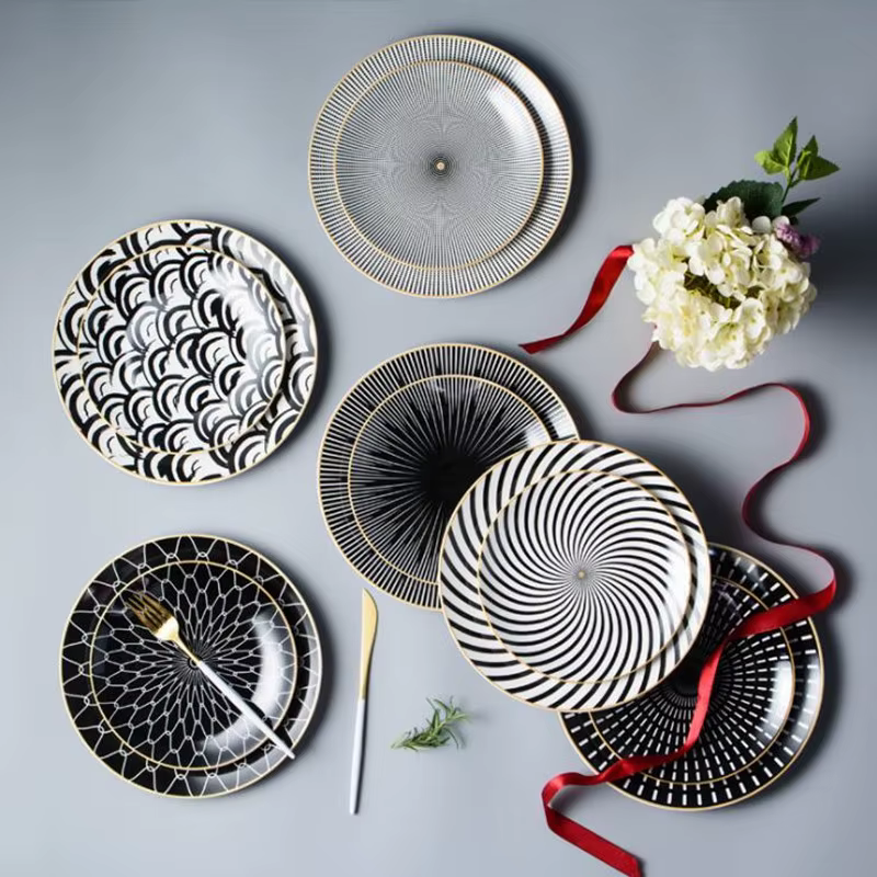 Assiette ronde avec incrustation dorée