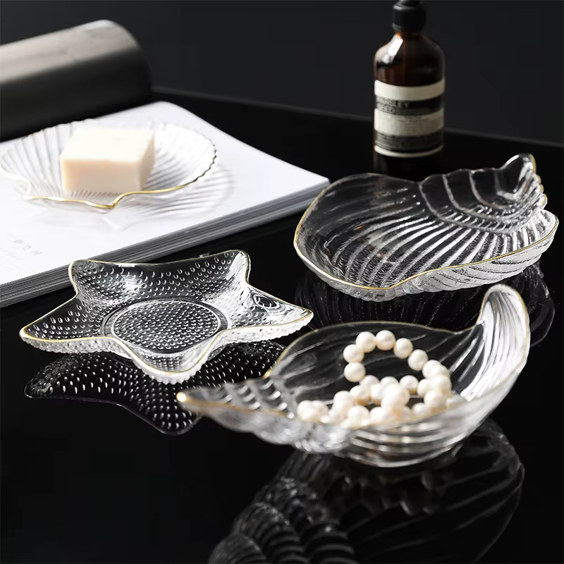 Ensemble de petites assiettes et bols en verre avec bord doré
