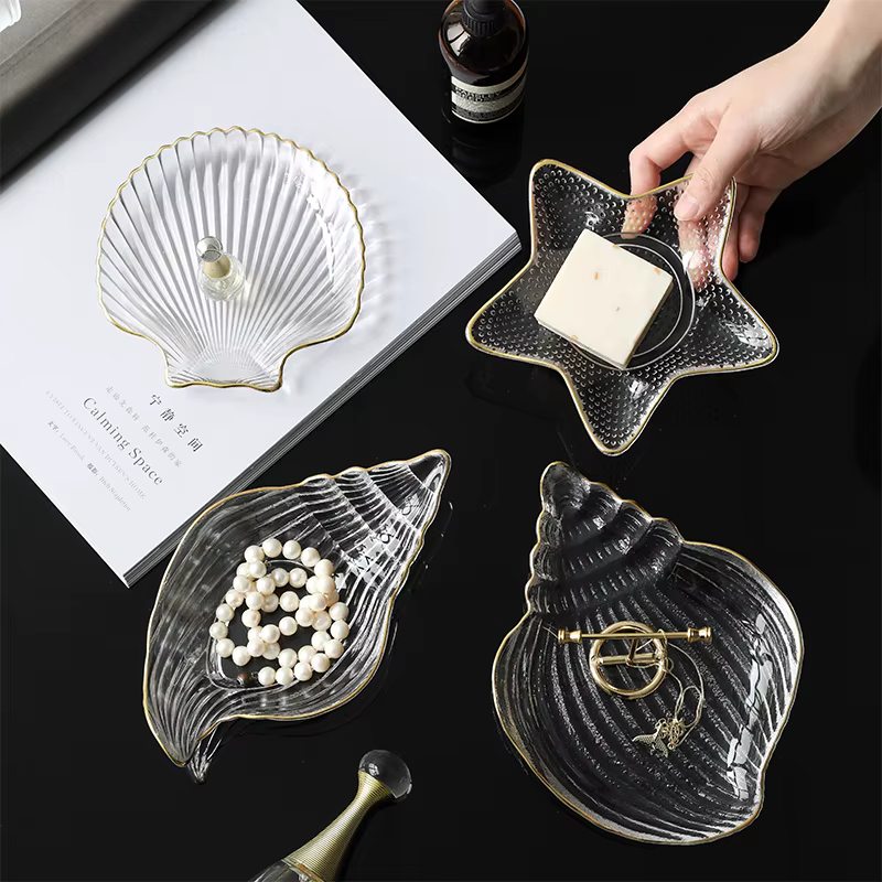 Ensemble de petites assiettes et bols en verre avec bord doré