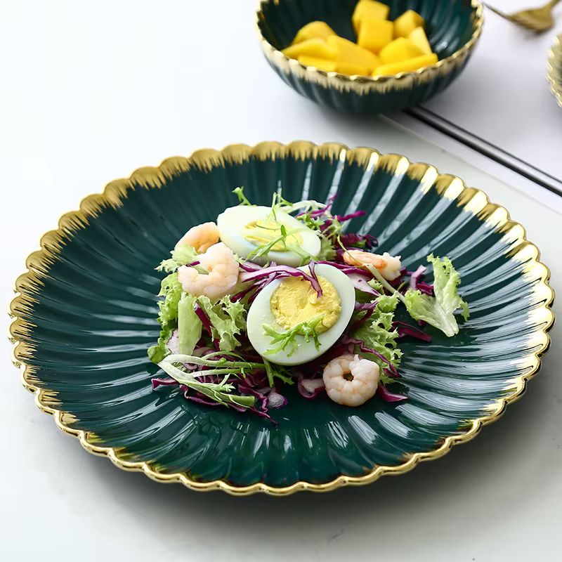 Assiettes à dîner vintage de luxe avec bordure dorée