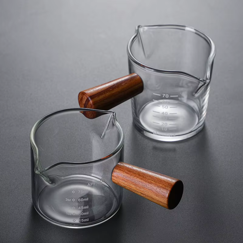 Tasse à café et lait avec manche en bois