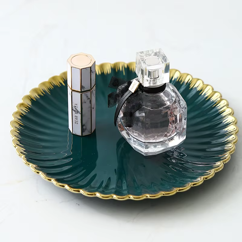 Assiettes à dîner vintage de luxe avec bordure dorée