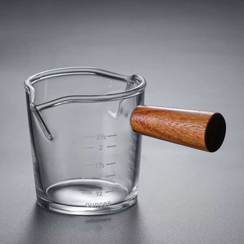 Tasse à café et lait avec manche en bois