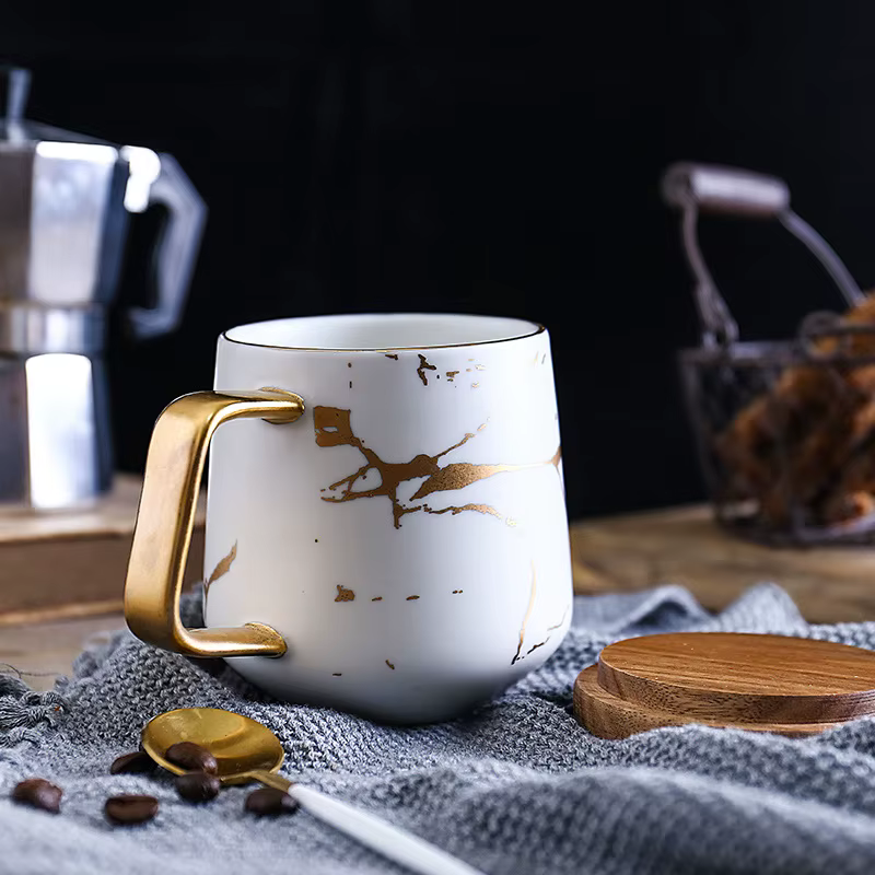 Tasses à café incrustées de marbre doré