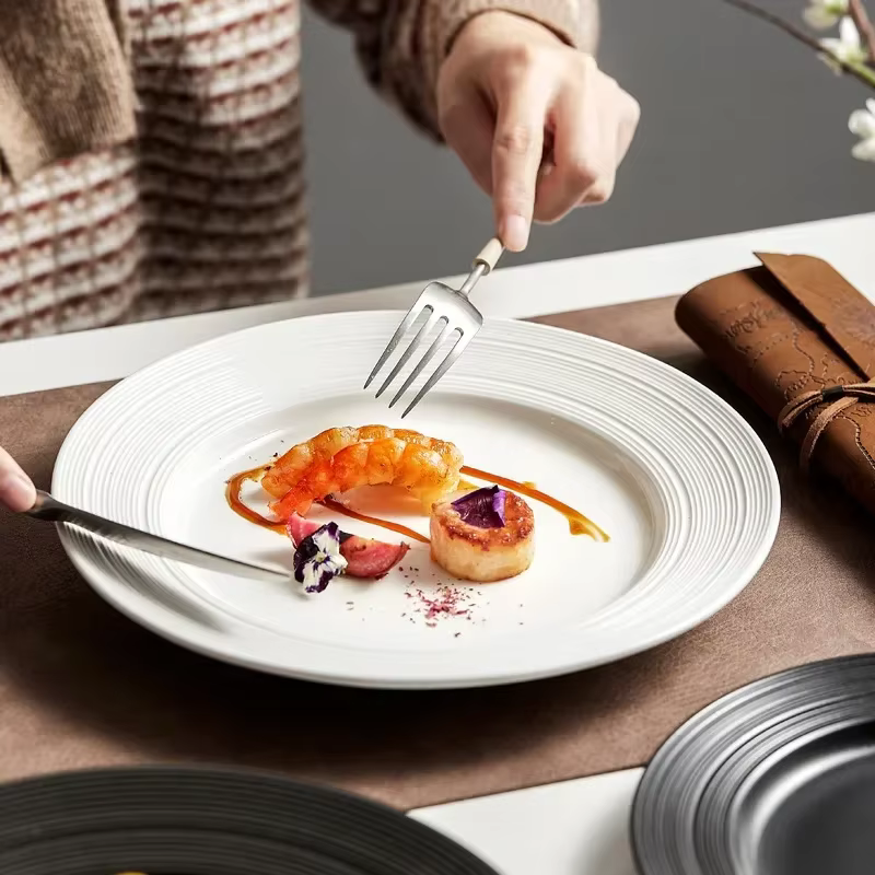 Assiette occidentale en céramique blanche