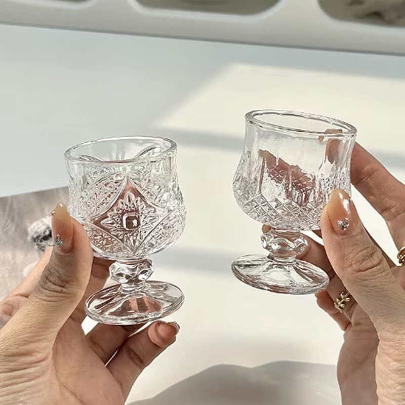 Petit gobelet en verre gaufré gravé de style coréen