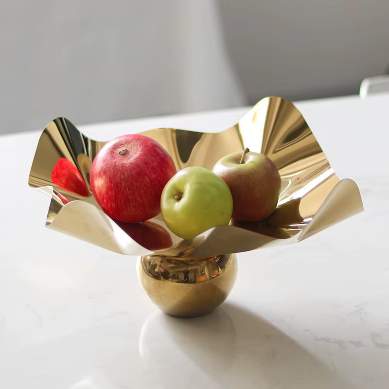 Assiette à fruits en métal doré sur pied