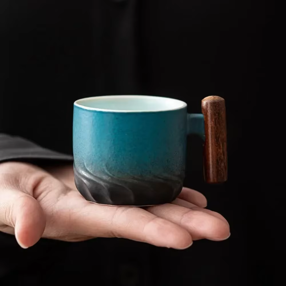Tasse à café rétro en céramique avec poignée en bois