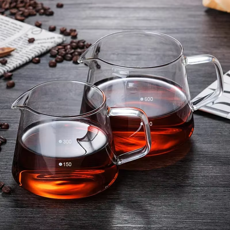 Serveur à café en verre avec échelle de points