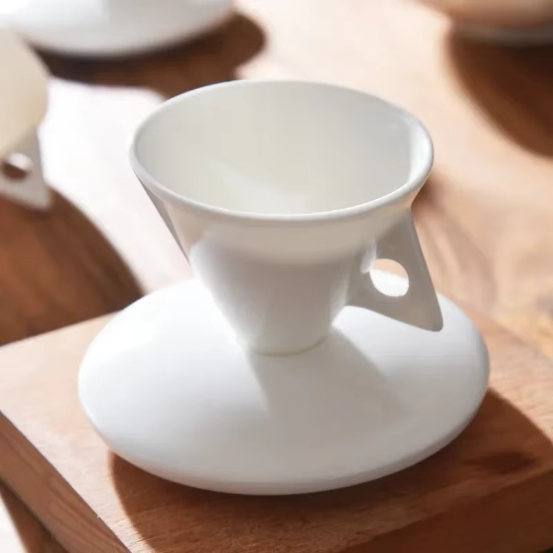 Ensemble de tasses à café et soucoupes fabriquées à la main en porcelaine d'os avec cuillère expresso partager