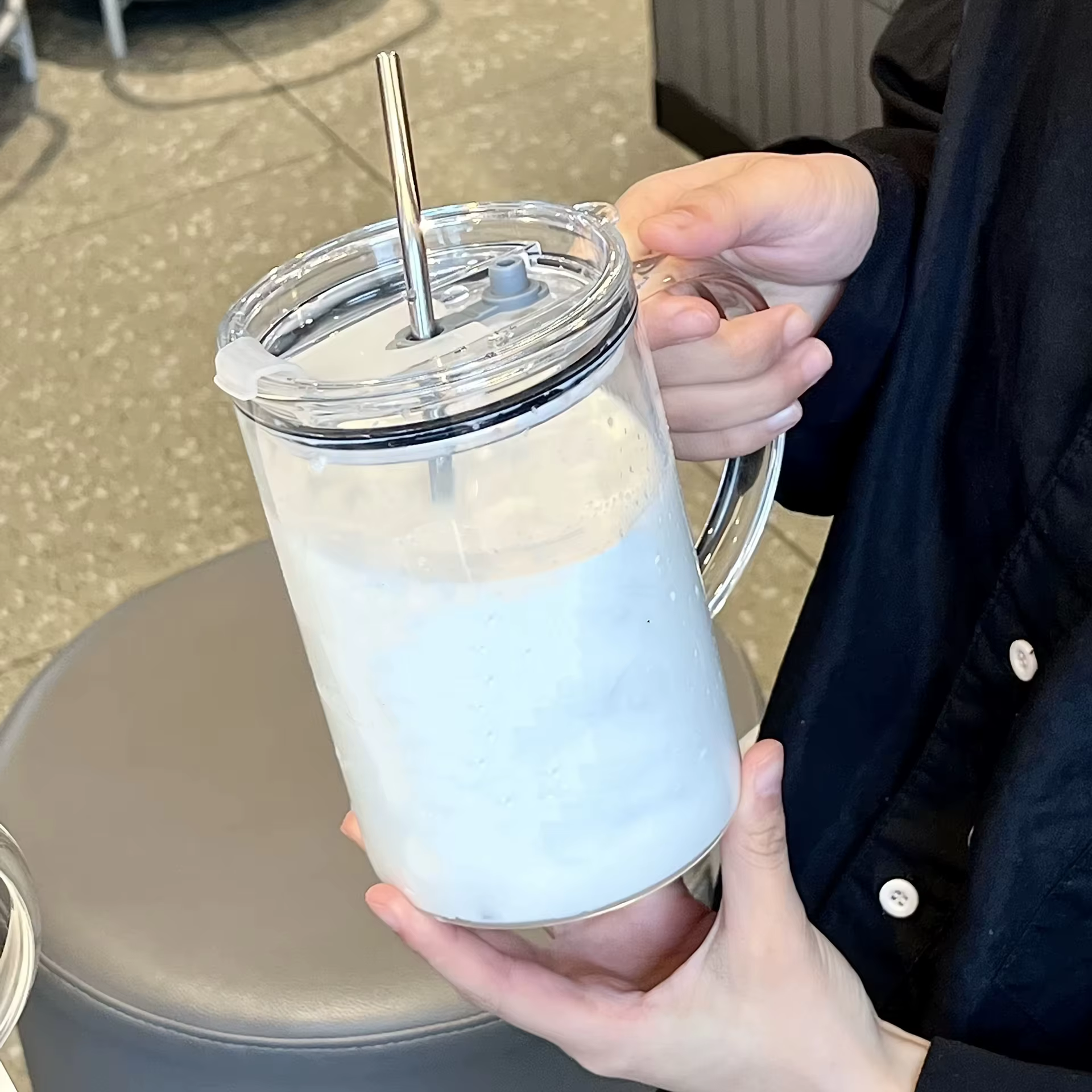 Grand verre avec couvercle et paille de 1l
