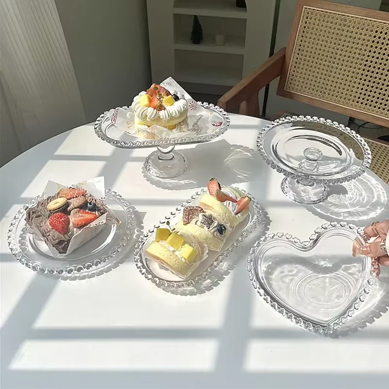 Assiette en verre de fruits d'amour en forme de coeur rétro