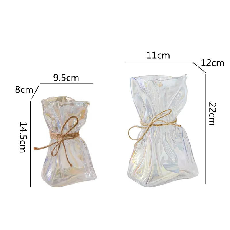 Vase en verre transparent irrégulièrement plié