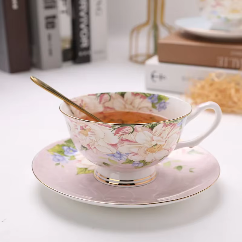 Tasse à thé britannique anglaise de l'après-midi