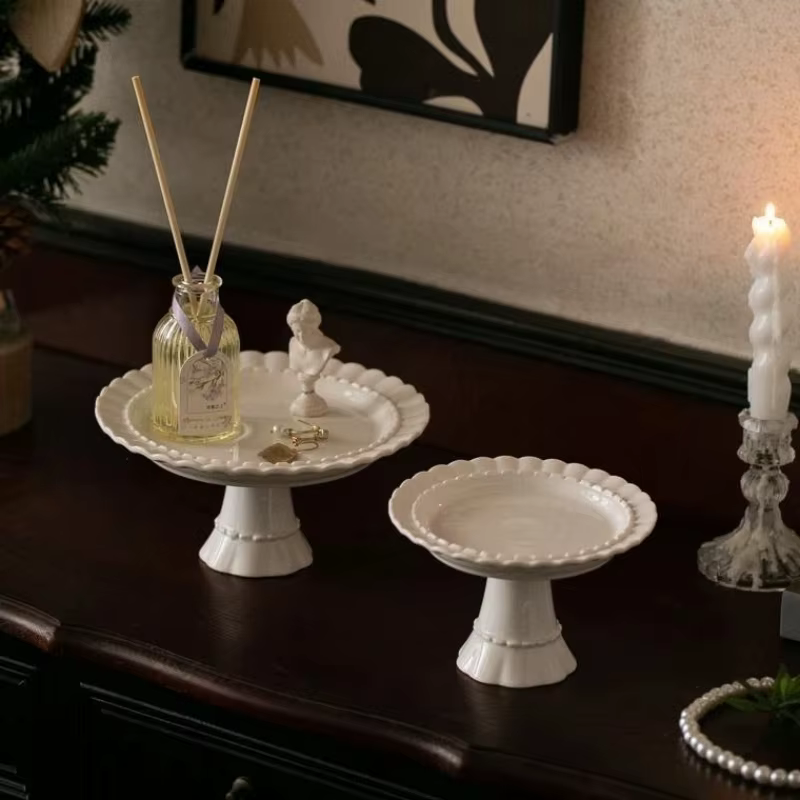 Assiette médiévale en céramique française à pied haut