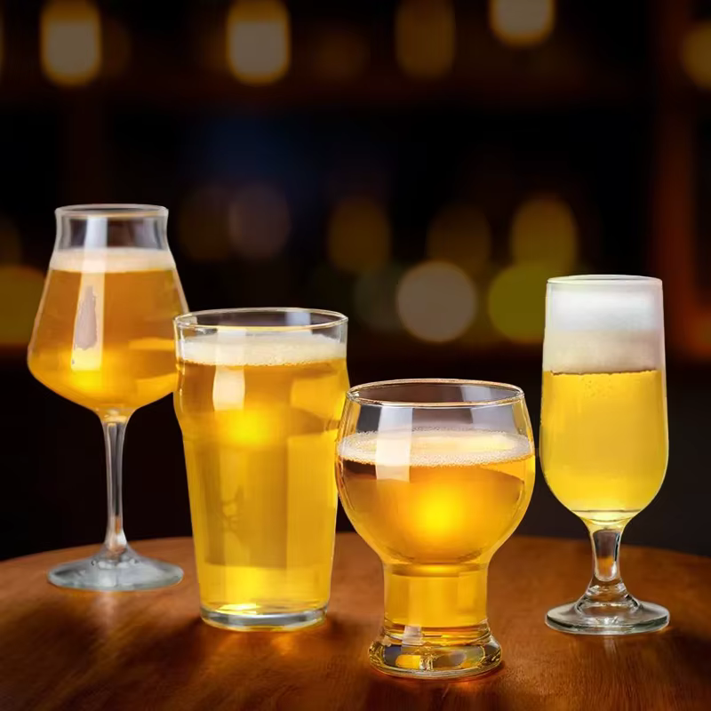 Tasse à bière artisanale transparente