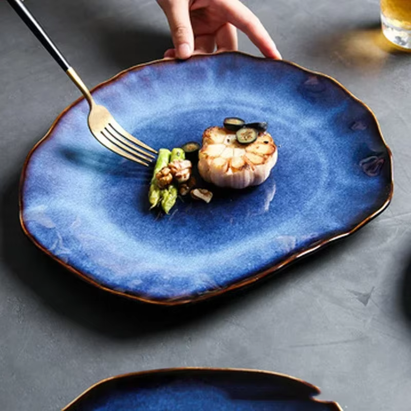 Assiettes en céramique bleu profond