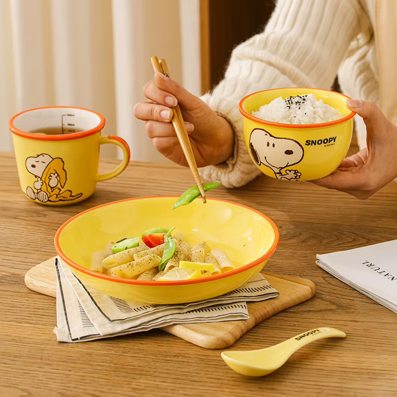 Nouveau 4 pièces tasse à eau bol à riz assiette à salade cuillère à soupe Kawaii dessin animé Snoopy ensemble en céramique ustensiles de cuisine enfants cadeau d'anniversaire