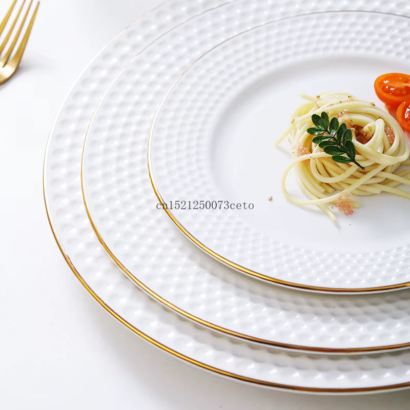 Assiette en céramique à bords dorés de style européen