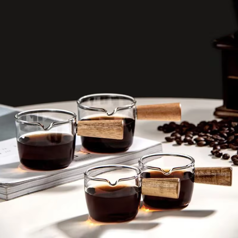Tasse à café en verre avec manche en bois