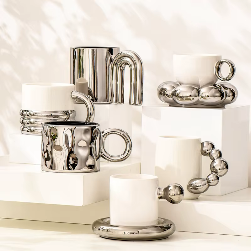 Tasse en céramique argentée de luxe légère