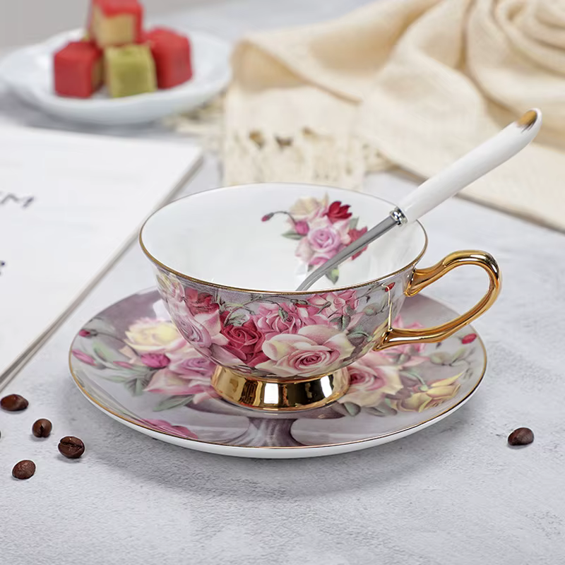 Ensemble de tasses et soucoupes à café