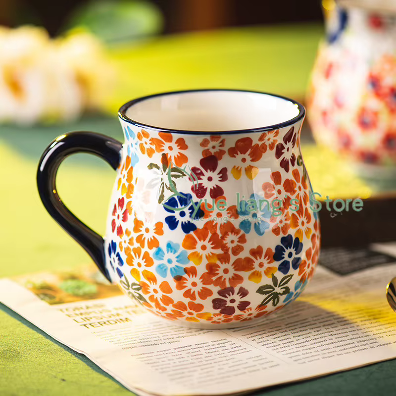 Tasse en céramique faite à la main avec motif de fleurs rétro