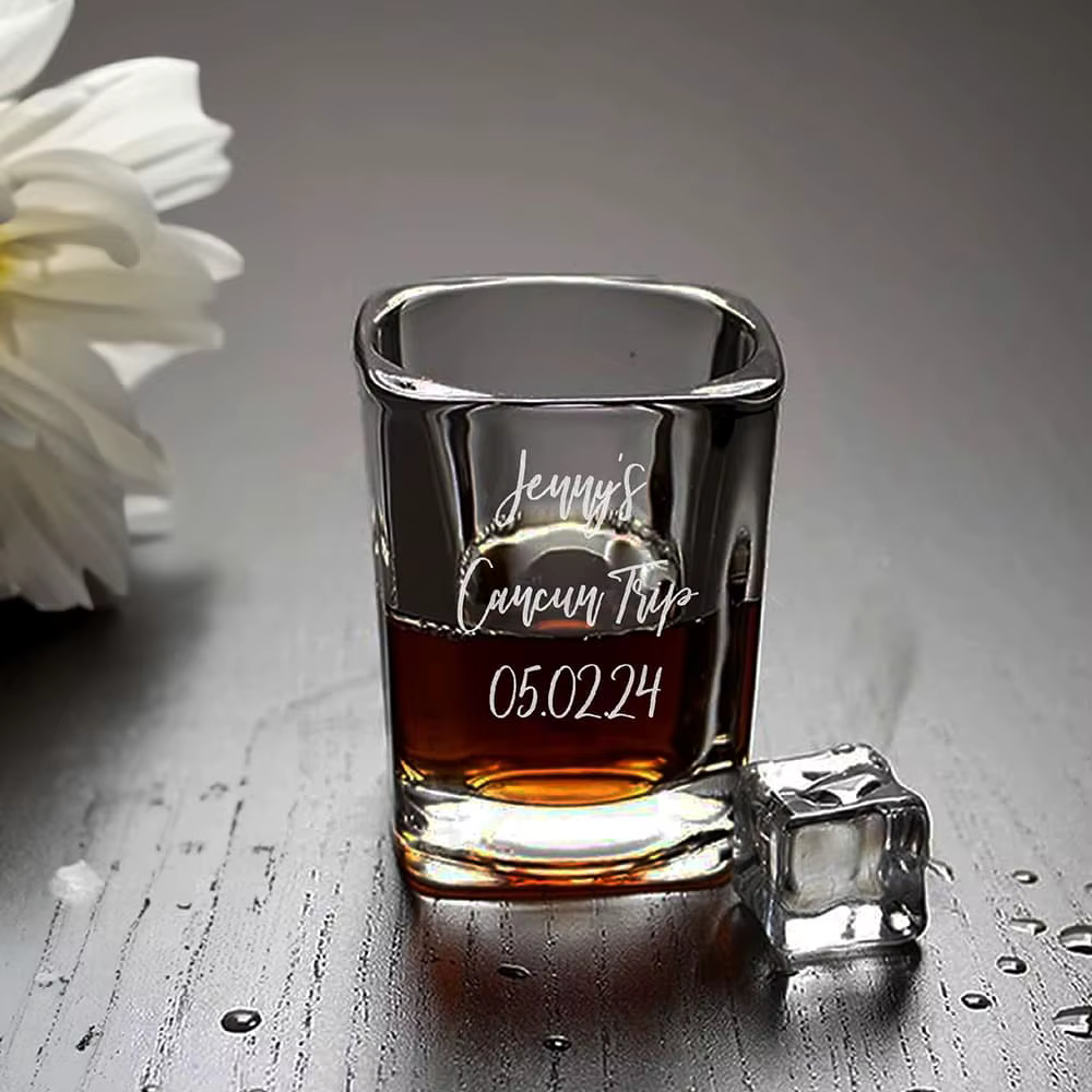 Verre à liqueur gravé personnalisé avec logo