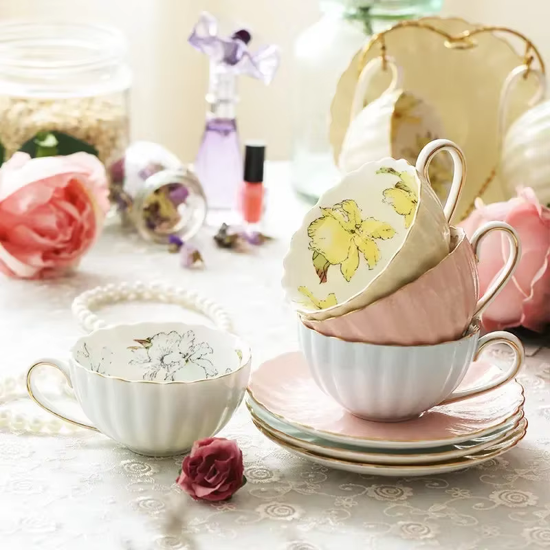 Ensemble de tasses à thé et soucoupes en porcelaine rose