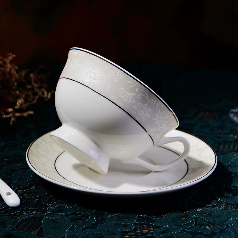 Tasse à café Royal Court et ensemble S/05 er avec bordure florale plaquée or