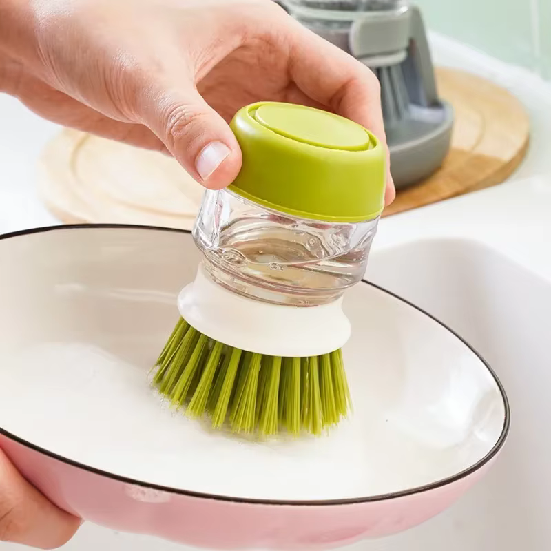 Brosse à vaisselle avec distributeur de savon