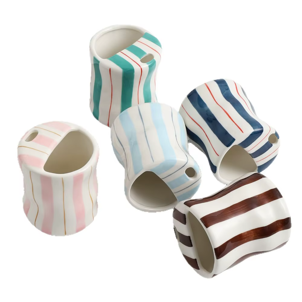 Tasses en céramique torsadées rayées avec trous pour pailles