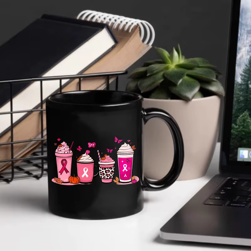 Tasse à café noire avec ruban rose et boisson tombante pour la sensibilisation au cancer du sein et la saison d'automne